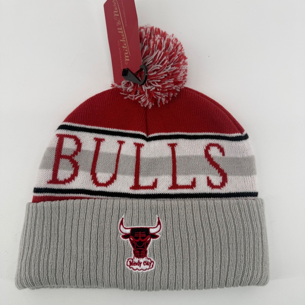 Mitchell & Ness Chicago Bulls NBA Classic Pom Knit Beanie Hat Red Grey HK18139